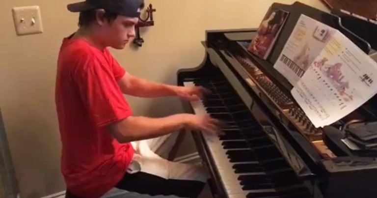 pizza delivery guy plays piano