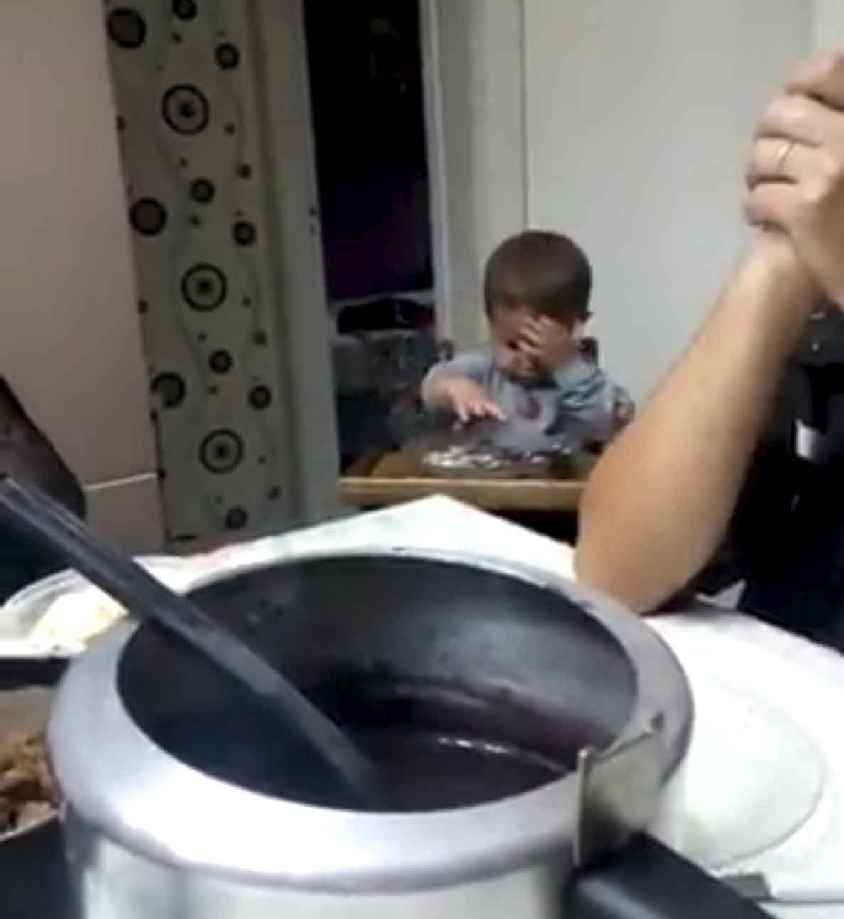 toddler-praying-before-food-2