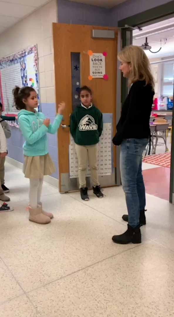 kids-greets-deaf-teacher-using-sign-7