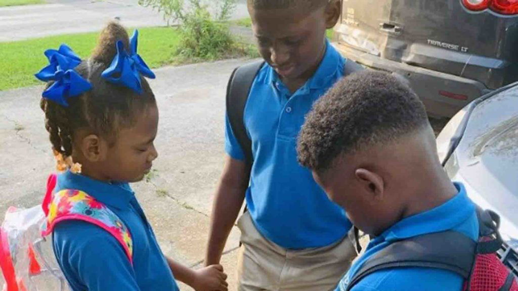 Kids Prays Together On The First Day Of School Hours After They Lost ...