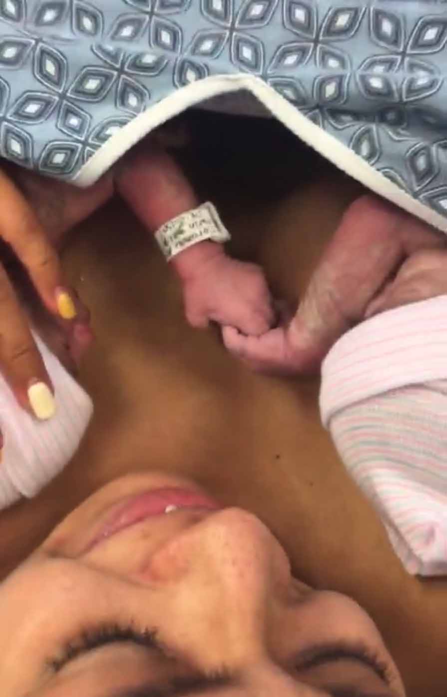 newborn-twins-holding-hands-2