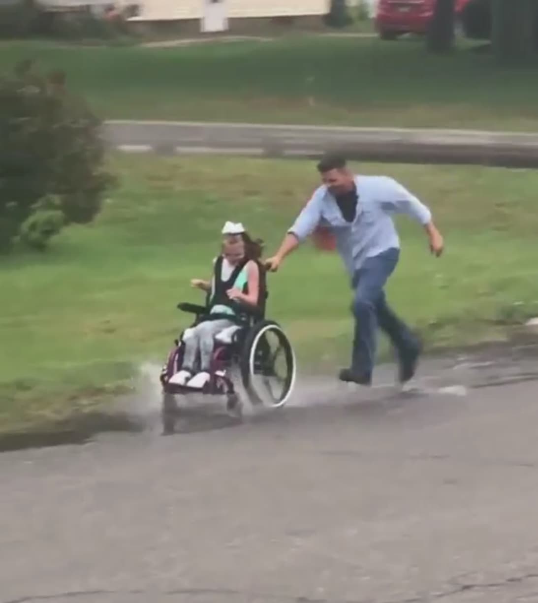 dad-pushes-wheelchair-bound-daughter-2