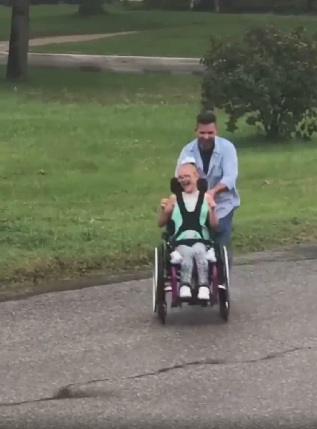 dad-pushes-wheelchair-bound-daughter