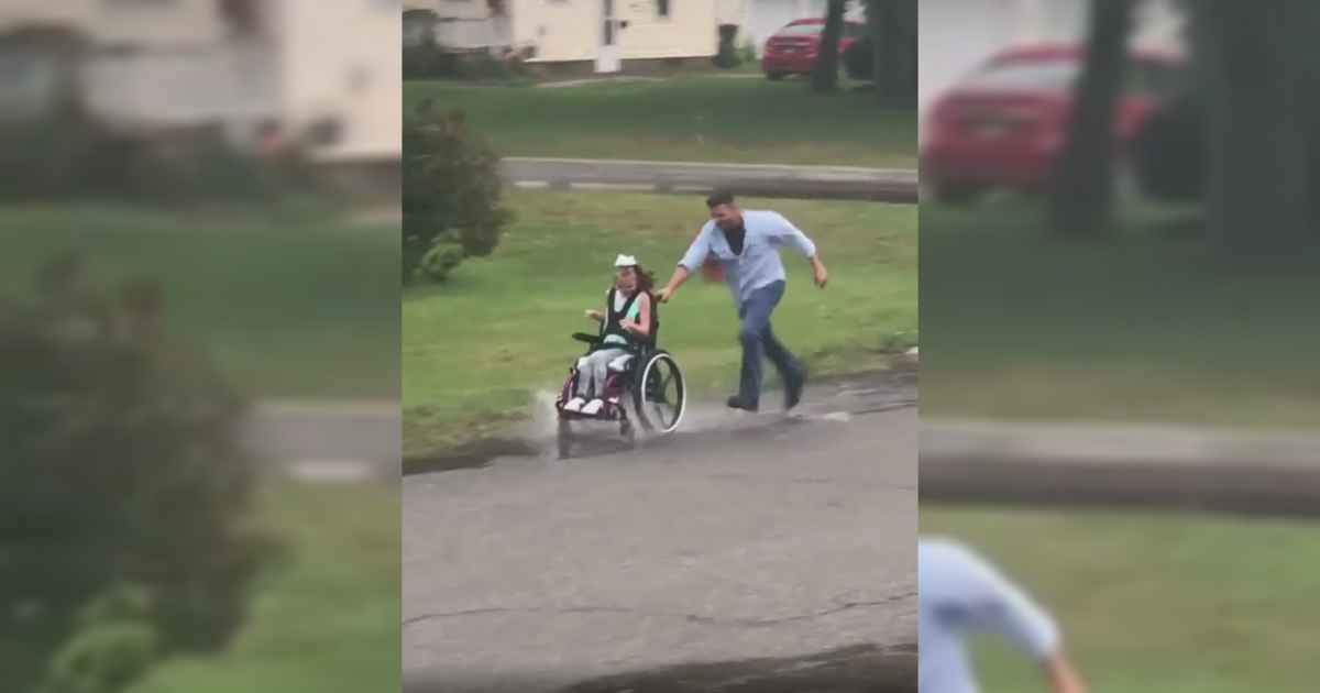 dad-pushes-daughter-in-wheelchair