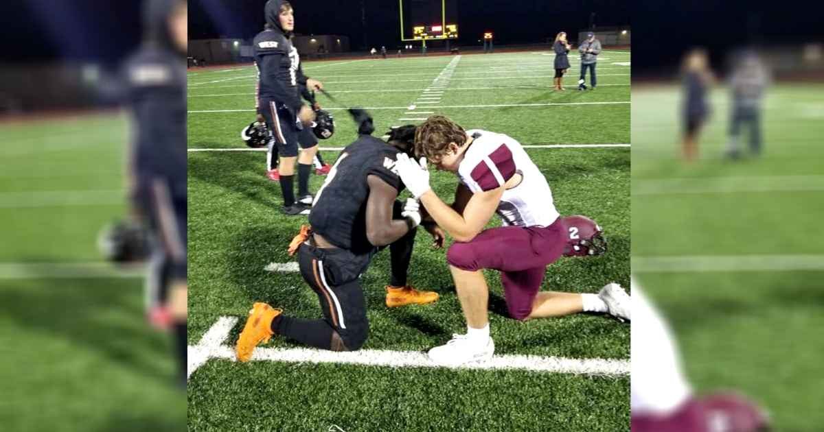 football-player-prays-with-opponent