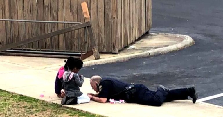 officer-plays-with-kids