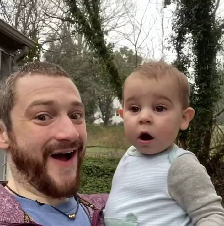 baby-sees-snow-for-first-time-2