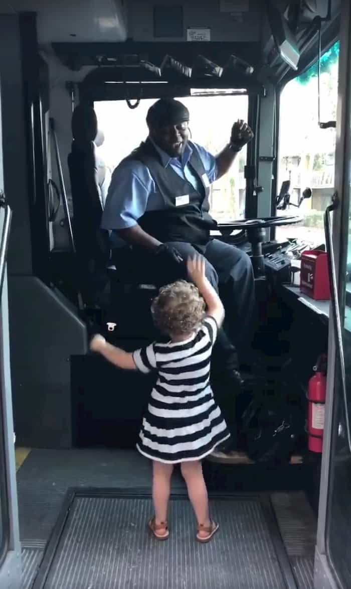 bus-driver-dance-with-little-girl-3