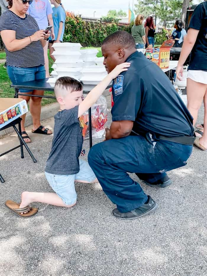 boy-prays-for-officer-2