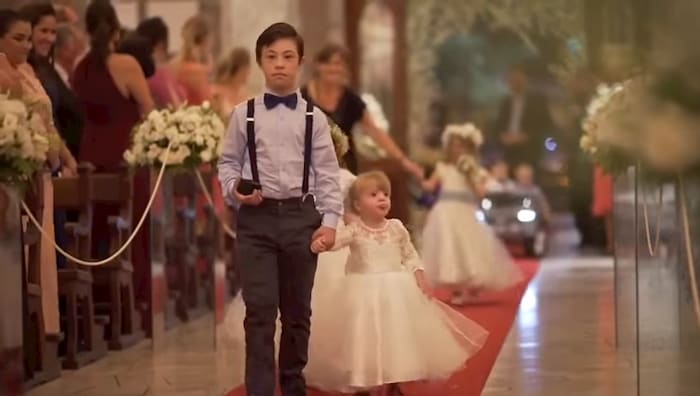 groom-surprises-bride-with-down-syndrome-students-2