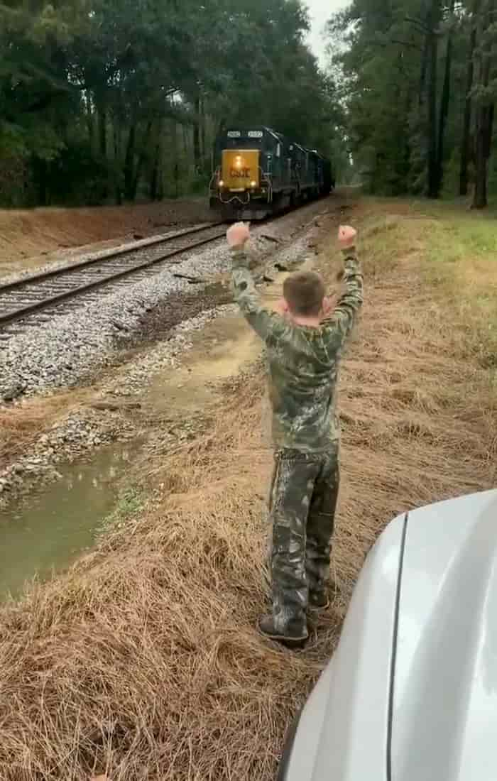 conductor-stops-train-for-boy-3