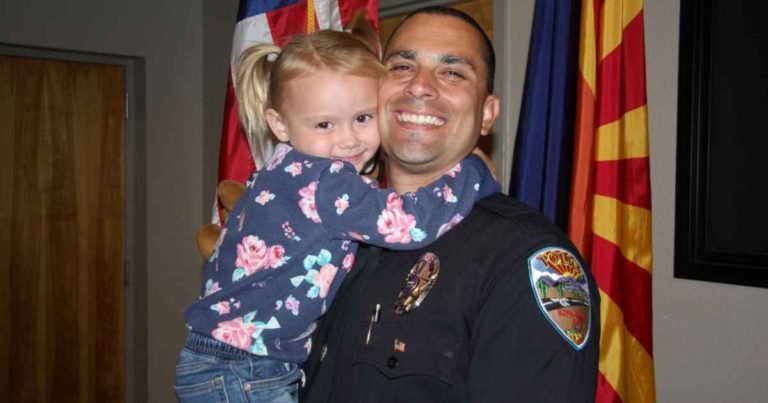 police-officer-adopts-little-girl-he-met-on-duty