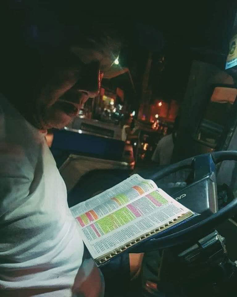 puv-driver-reads-bible-4