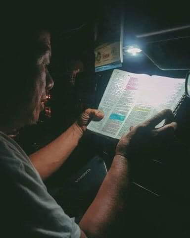 puv-driver-reads-bible-3