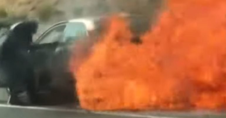 elderly couple rescued from burning car