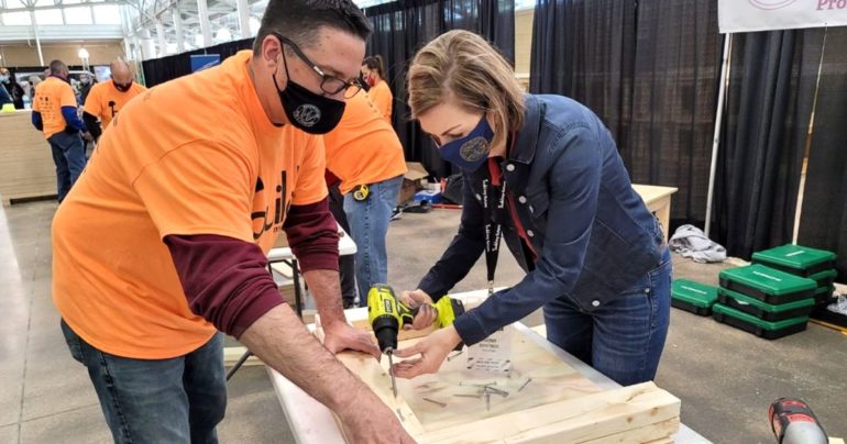 teacher-builds-desks-for-students