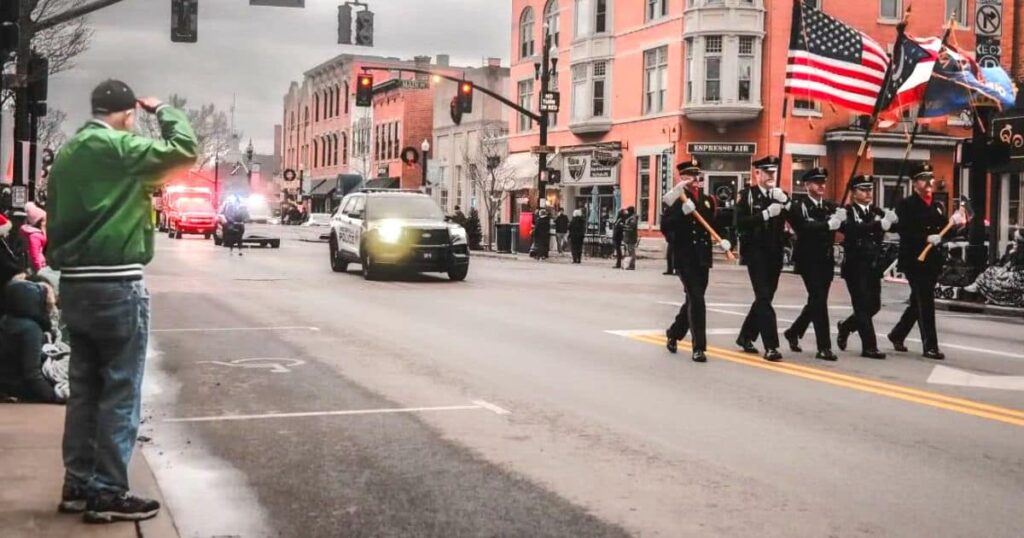 Photographer Captures Powerful Moment of a Veteran Saluting American ...