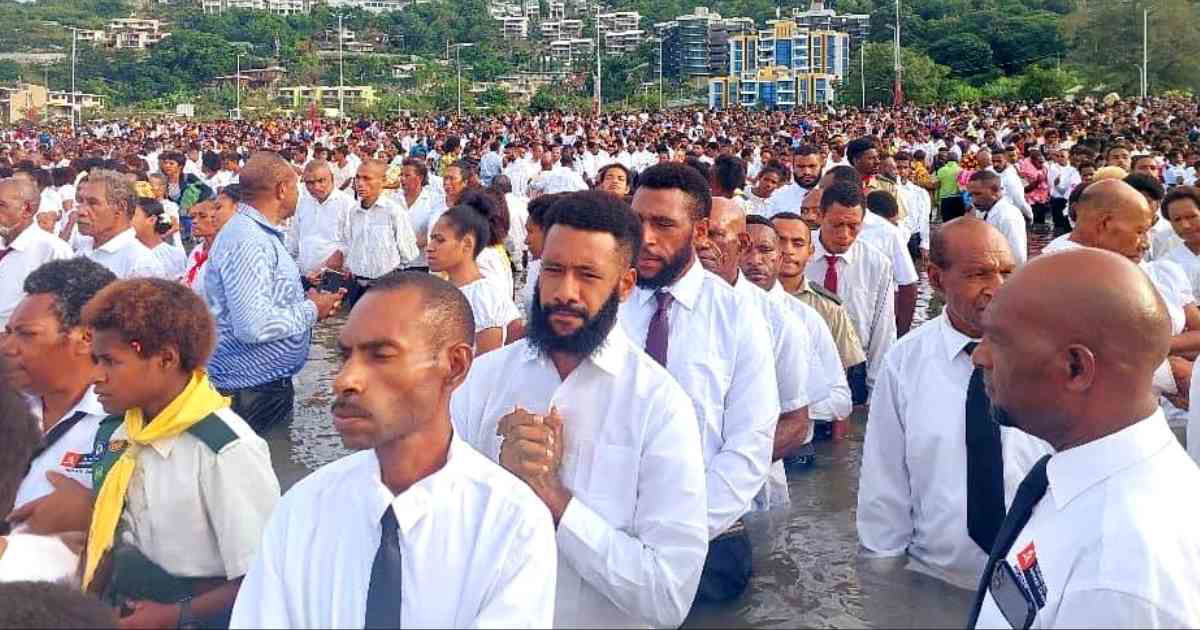 mass baptism in Papua New Guinea