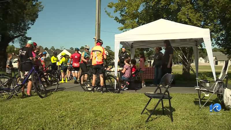 community helps kids selling lemonade