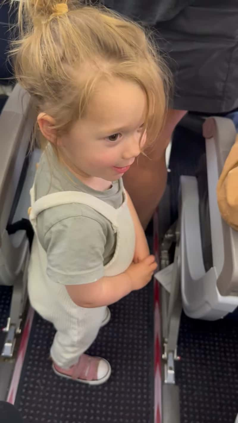 girl singing twinkle, twinkle little on plane