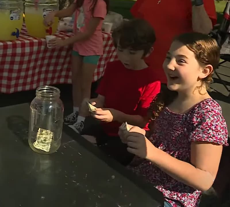 kids selling lemonade