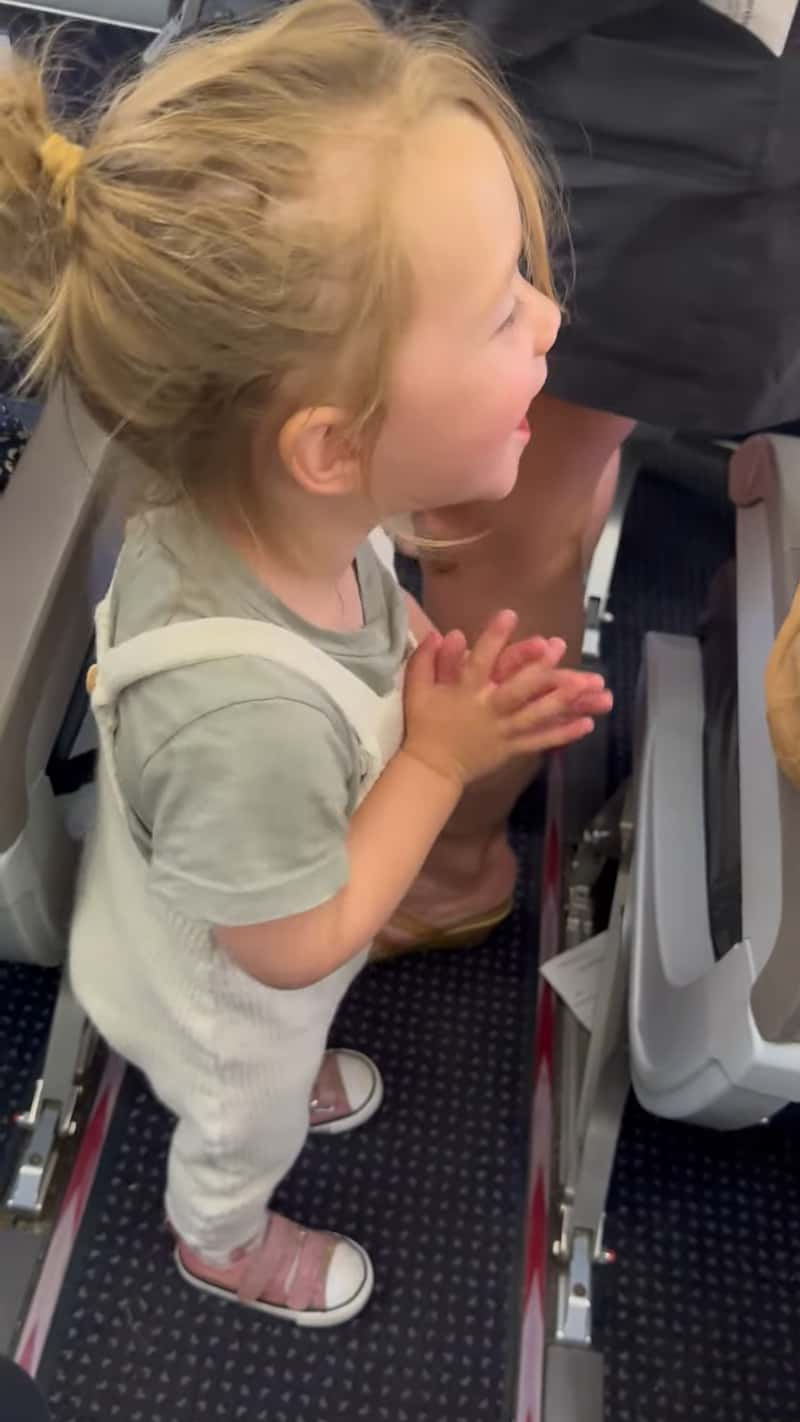 little girl singing twinkle, twinkle little on plane