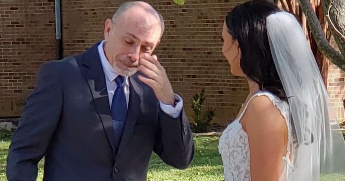 dad walks to daughters wedding