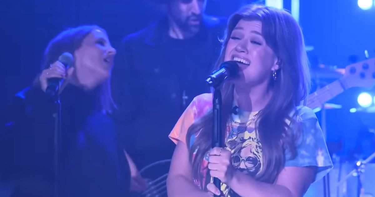 Kelly Clarkson Rocks Beatles Classic 'Come Together' in Show-Stopping  Performance | FaithPot