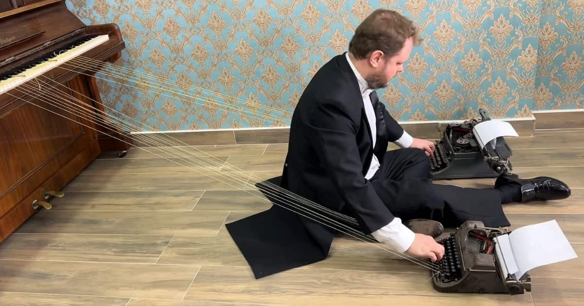 playing piano using typewriter vinheteiro