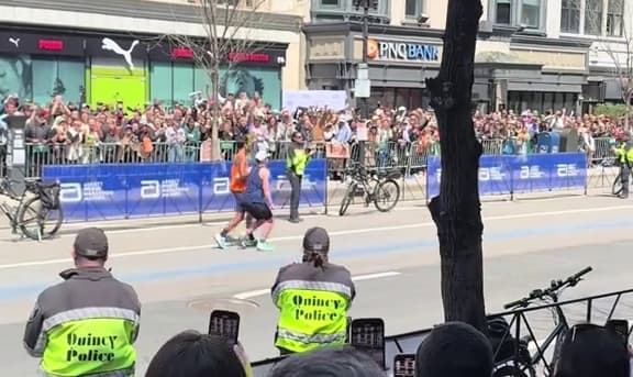 runner helping another runner