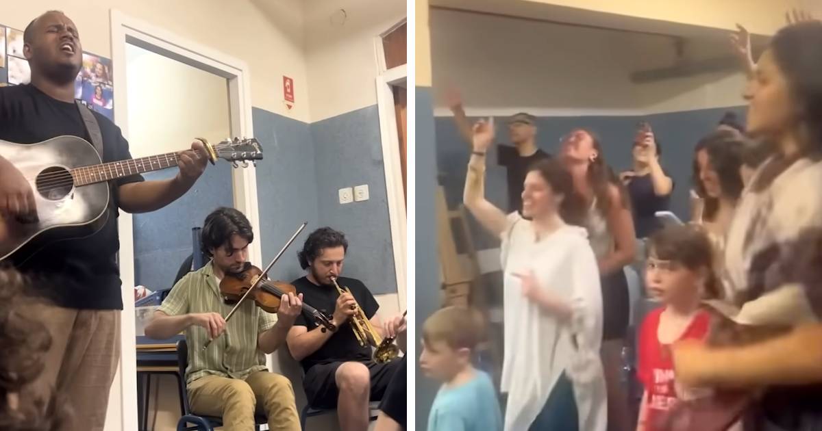 israelis worshipping in bomb shelter
