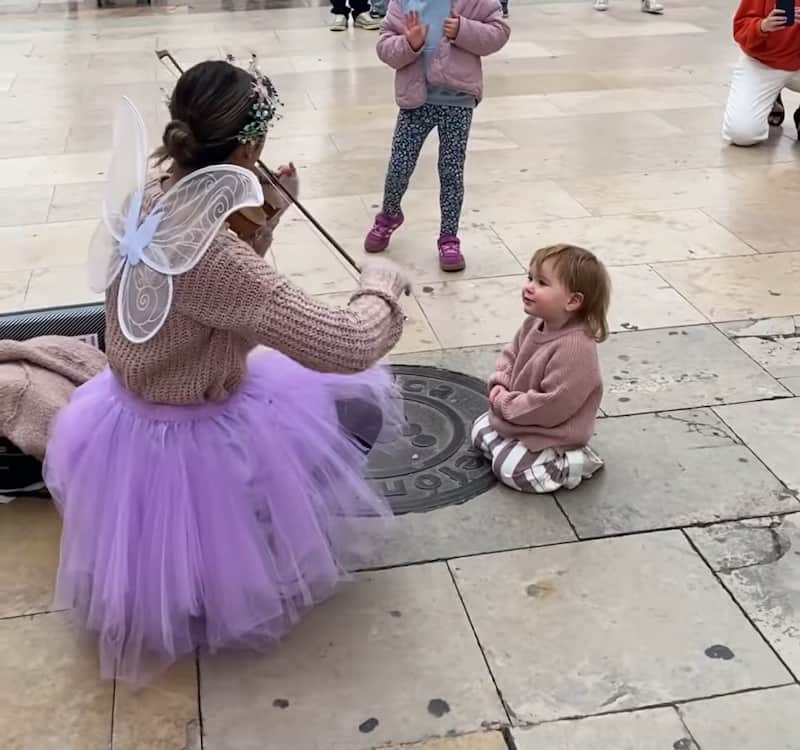 child watching violinist